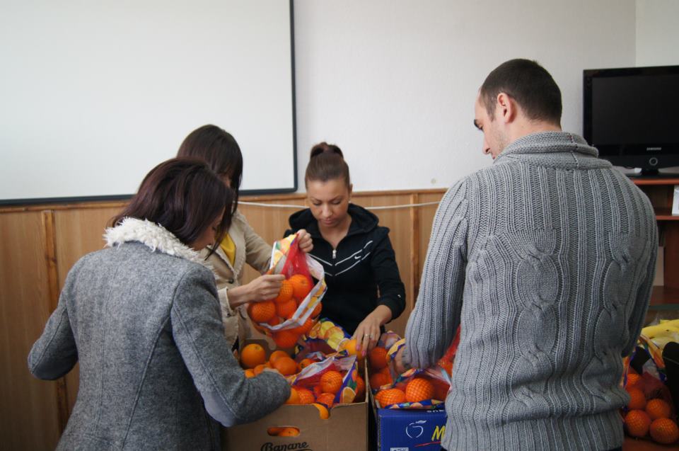 Copii de la CRDEII au primit un mărțișor roșu de 1 martie