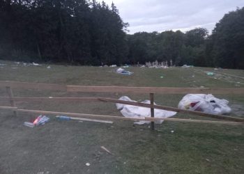 Pelerinii au lăsat munți de gunoaie în jurul Mănăstirii Nicula