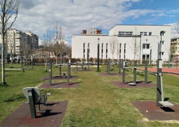 Aparatele de sport pentru seniori așteaptă să se apuce vârstnicii de sport