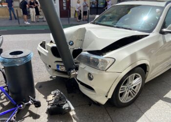 Două mașini au reușit să se ciocnească în plin centru al Clujului, ziua-n amiaza mare