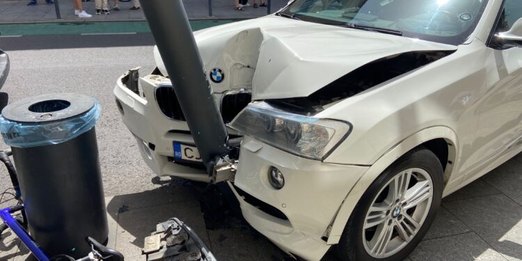 Două mașini au reușit să se ciocnească în plin centru al Clujului, ziua-n amiaza mare