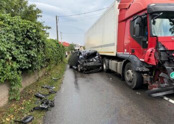 Mașină ciocnită de tir pe strada Fagului