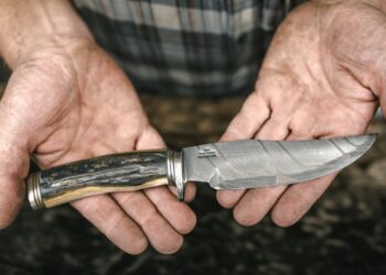 Adolescent de 16 ani arestat după ce a jefuit oameni pe care-i amenința cu cuțitul