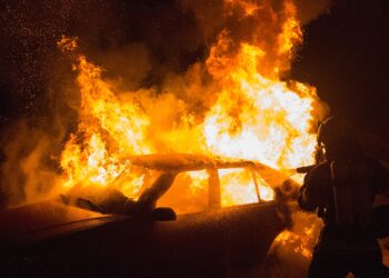 Un clujean a dat foc unei mașini, în Mărăști