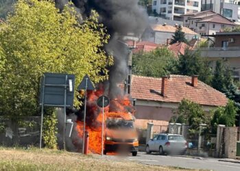 O camionetă a ars ca o torță în Cluj