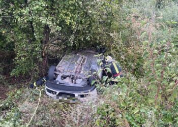 Un clujean s-a răsturnat cu mașina în iarbă, în zona Sfântul Ion