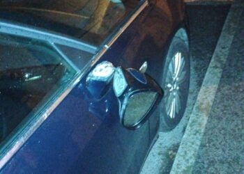 Imbecil care spărgea oglinzile mașinilor, prins de poliția locală