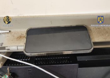 Polițist clujean, arestat după ce a luat mită pentru a le da telefoane infractorilor arestați
