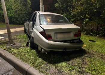 Clujean aproape de coma alcoolică, reținut de polițiști după ce a lovit un stâlp cu mașina