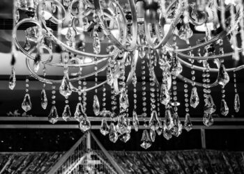 Candelabre vs. Lustre: Ce să alegi pentru un design rafinat?