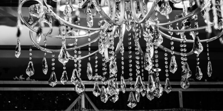 Candelabre vs. Lustre: Ce să alegi pentru un design rafinat?